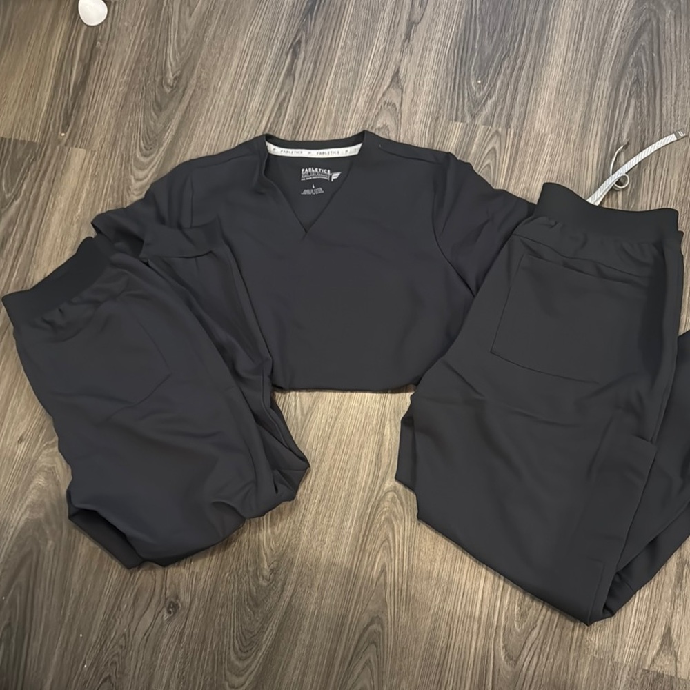 *Brand new never worn* 
Fabletics scrubs